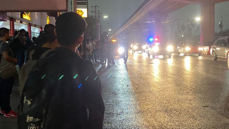 Por falta de Línea 2, en la UANL esperan hasta una hora el camión