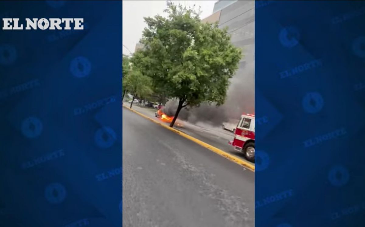 Baja auto en llamas desde Chipinque en San Pedro