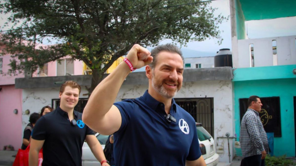 ADRIÁN DE LA GARZA ESCUDO