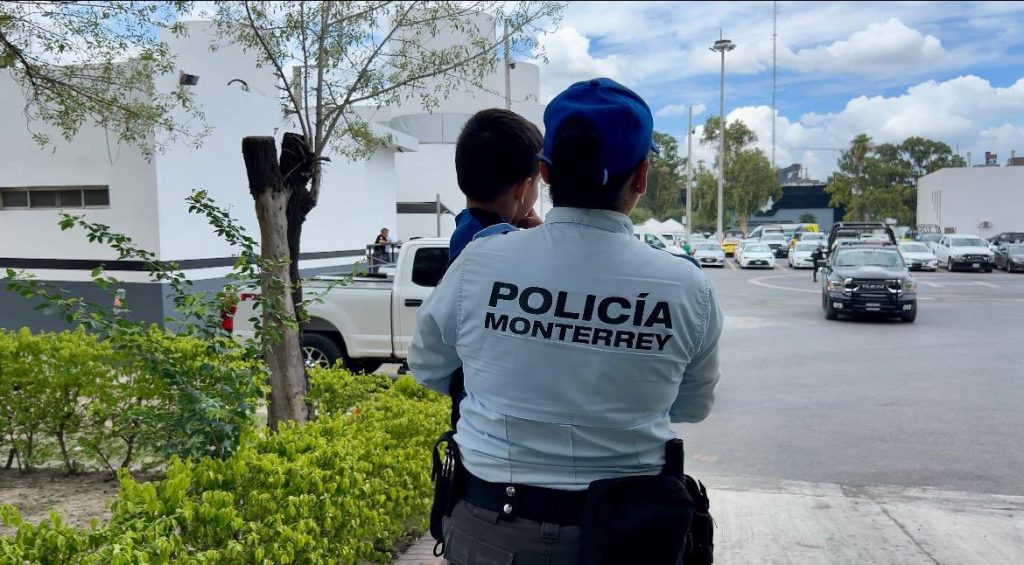 Policía Municipal Rescata a Menor | Tu Colonia Nuevo León C4-de-monterrey-alerta-sobre-abandono-de-un-menor-en-centro-policía-de-monterrey-intervino
