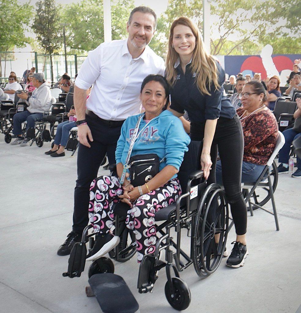 Entrega-de-juguetes-cerro-del-topo-chico-dif-monterrey-aparatos-funcionales
