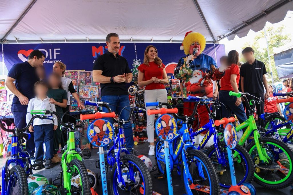 Entrega-de-juguetes-cerro-del-topo-chico-dif-monterrey-aparatos-funcionales