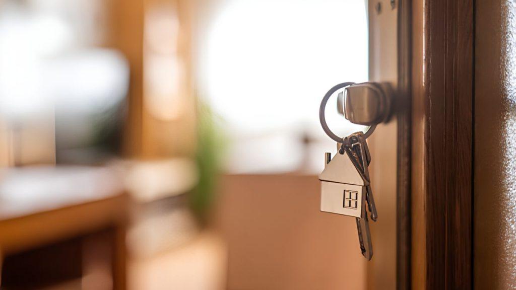 Keys on a Door Knob with a House-shaped Keychain, Inside a Warmly Lit Home. | Tu Colonia Nuevo León