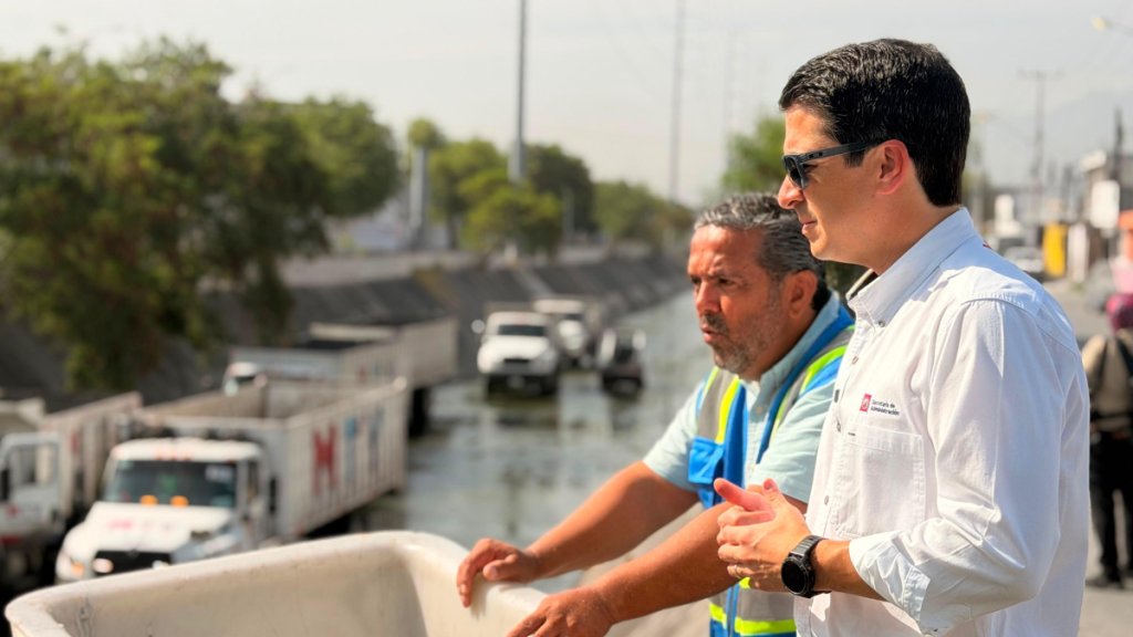 Canal-medular-aztlan-es-limpiado | Tu Colonia Nuevo León Brigadas De Limpieza Limpian El Canal Medular En Aztlán | Tu Colonia Nuevo León