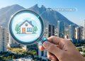 Soluciones-integrales-vivienda-vertical | Tu Colonia Nuevo León Imágen De Unas Montañas Y Una Lupa Mostrando De Cerca Una Casa Apuntando Hacia Los Edificios Del Fondo | Tu Colonia Nuevo León