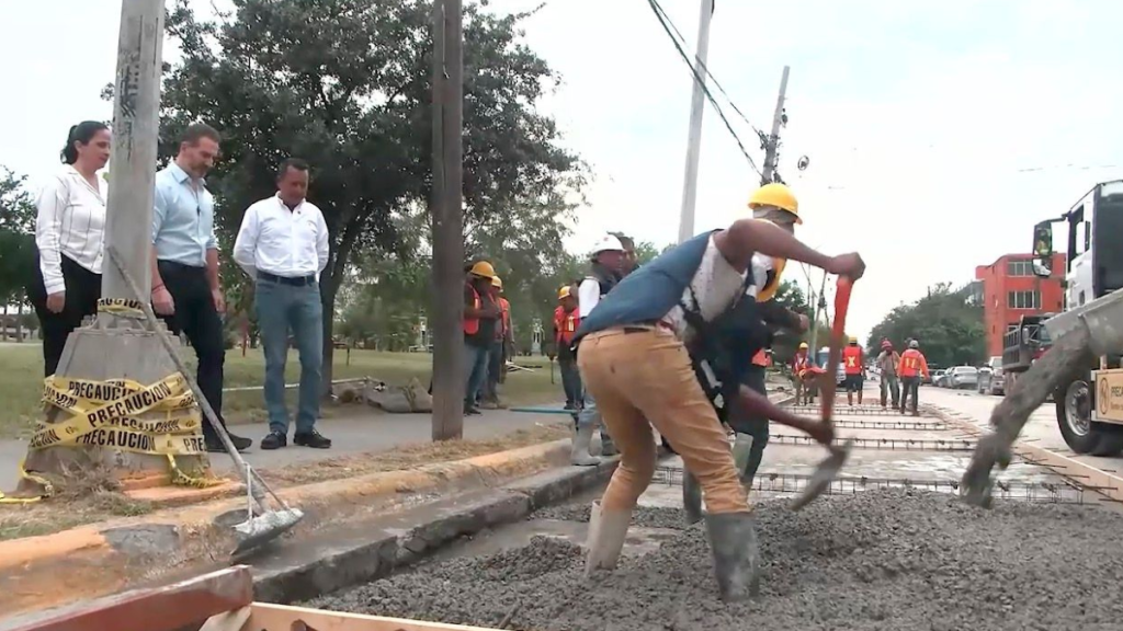 Adrian-de-la-garza-reconstruye-calle-colonia-tecnologico | Tu Colonia Nuevo León